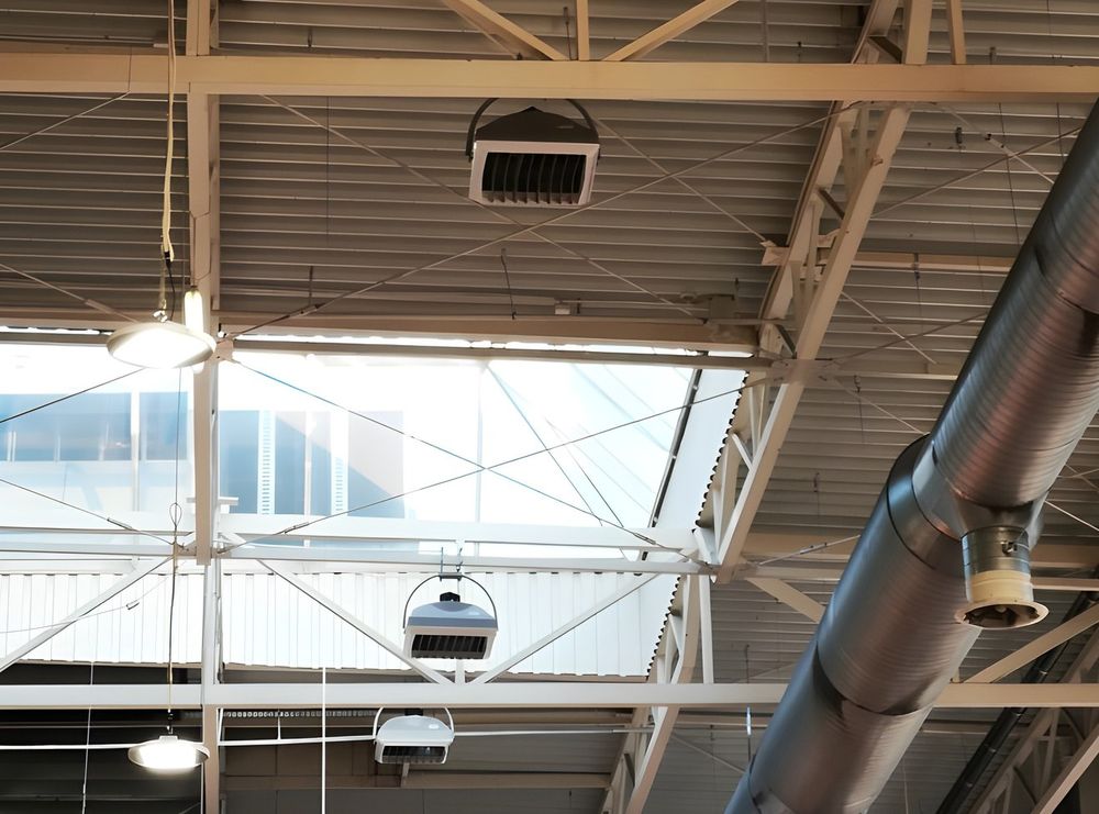 Déstratificateurs d'air installés au plafond d'un atelier